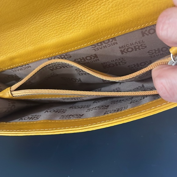 Micheal Kors Signature Wallet - Picture 8 of 9